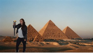 jadida met fakkel in de sahara